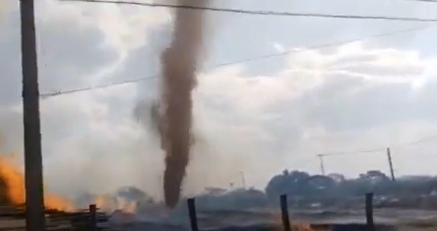 Redemoinho de fogo em depósito de madeira em Araraquara - Imagens de Willian Oliveira/Araraquara Agora